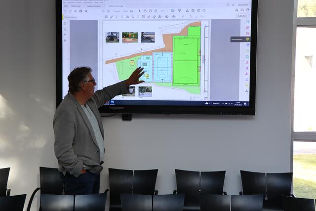 Planer Laurin Hosp präsentierte den Mandataren die neue Sportanlage in Perjen. | Foto: Othmar Kolp