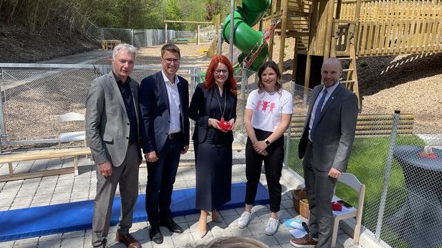 Gratulation zum gelungenen Werk: (v.l.) Dietmar Waldeck (Geschäftsführer GHS), Bgm. Christian Härting, Bildungslandesrätin Cornelia Hagele, Kindergartenleiterin Michelle Reiter und Martin Mimm (Geschäftsführer GHS).