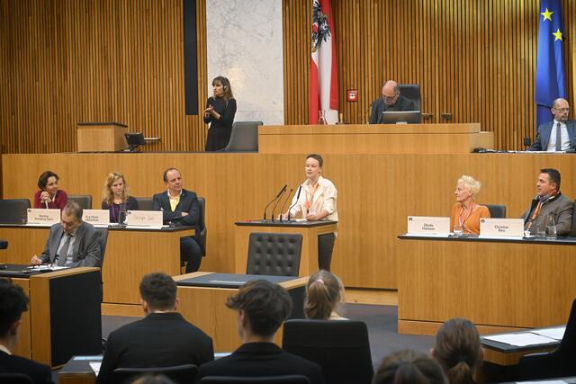 Kitty Könitz am Rednerpult | Foto: : Fotos stammen von der Homepage der Parlamentsdirektion bzw. von https://das.fotovonzinner.com/