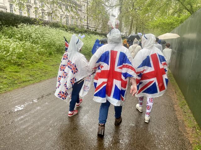 Patriotischer Regenschutz am Tag der Krönung. | Foto: Astrid Hofer