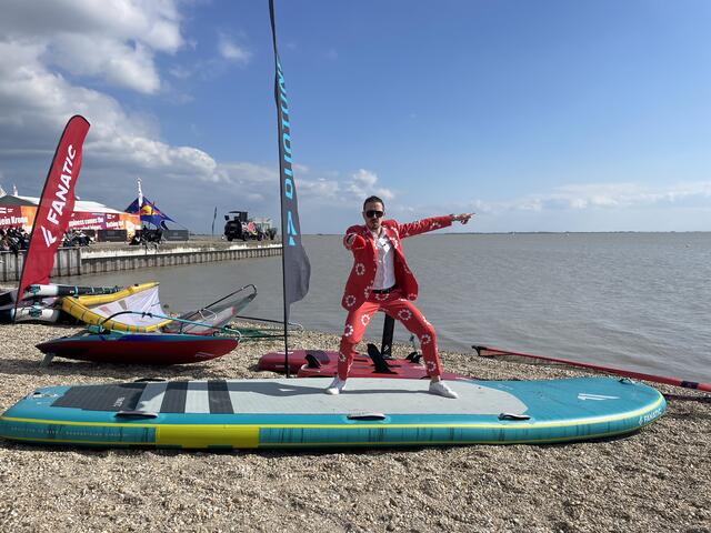 Markus Extrem sorgte für Stimmung am Surf Opening 2023. | Foto: Regionalmedien Burgenland