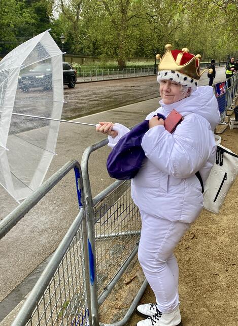 Der Regenschirm war am Tag der Krönung wichtig. | Foto: Astrid Hofer
