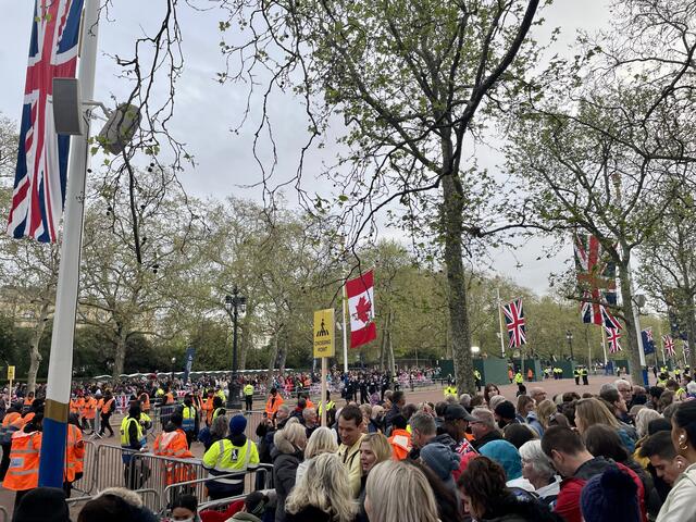Tausende Menschen waren auf den Straßen, um der Krönung beizuwohnen. | Foto: Astrid Hofer