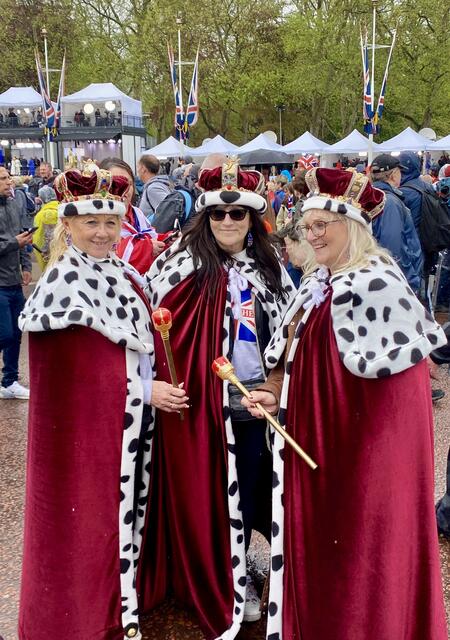Drei Grazien als Königinnen verkleidet | Foto: Astrid Hofer