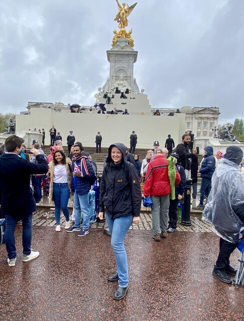 Der Regen störte die meisten nicht bei den Krönungsfeierlichkeiten. | Foto: Astrid Hofer
