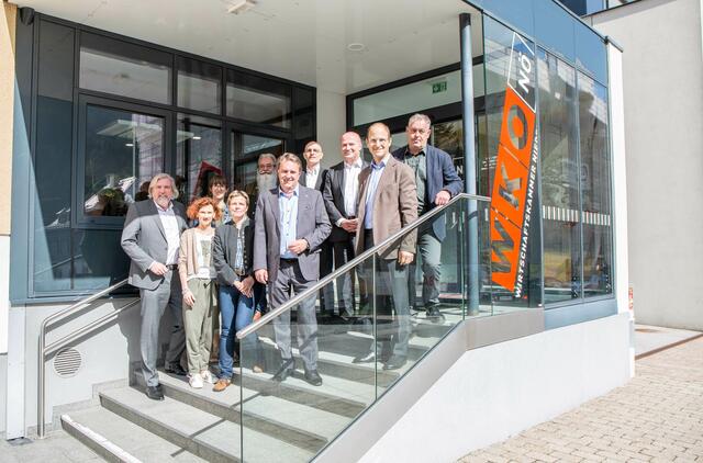 UnternehmerInnenfrühstück, v.l.: V.l.: Bezirksstellenobmann Markus Leopold, Sonja Wieser(Friseursalon, Traisen), Maria Wagner (WAMA Floristik, Lilienfeld), Edith Moser (Pension Moser KG, Eschenau), Norbert Topf (Handel mit Chemikalien und Farben, Lilienfeld), WKNÖ-Präsident Wolfgang Ecker, Martin Hauser (Verpackungsteam GmbH, St. Veit/Gölsen)), WKNÖ-Bezirksstellenleiter Georg Lintner; Leonhard Merckens (Hirschalm GmbH, KLeinzell) und Gerald Hoppel (Hoppel Dach- und Fassadensystem GmbH, Lilienfeld). | Foto: David Pomberger