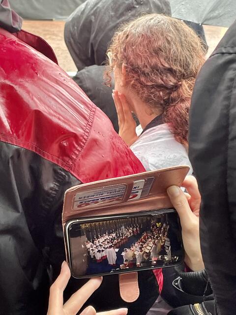 Die Menschen beobachteten die Krönung von Charles auch per Handy. | Foto: Astrid Hofer