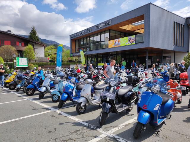 Rund 400 Vespafreunde kamen nach Kössen zum Treffen