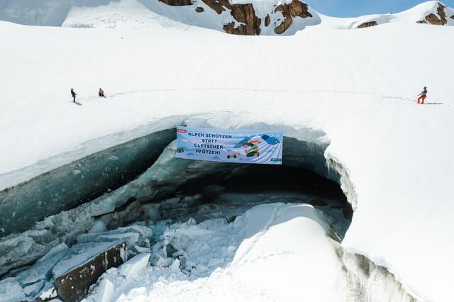 10 Meter langes, künstlerisch gestaltetes Banner am Mittelbergferner | Foto: aufstehn/Zach