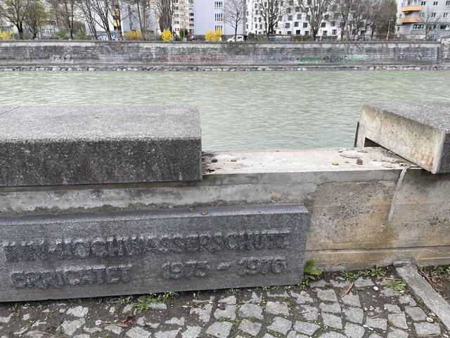 Der fehlende Stein löst eine umfassende Sanierung der Hochwasserschutzeinrichtung aus. | Foto: BezirksBlätter
