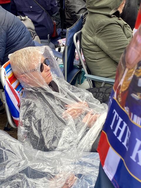 Krönung in London: Viele Menschen haben Campingstühle mitgebracht. | Foto: Astrid Hofer