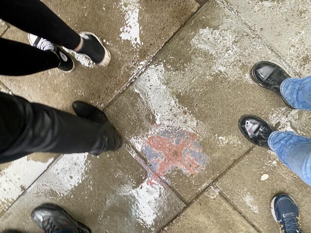 Der Union Jack spiegelt sich im Regen. | Foto: Astrid Hofer