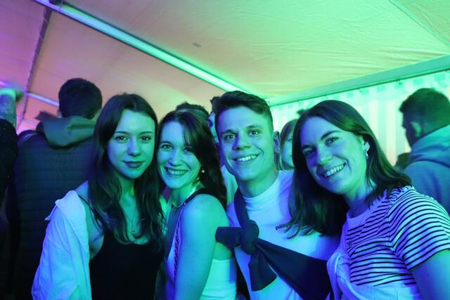 Nadine Willim, Yvonne Gassner, Jakob Lechner und Agnes Wallner genossen ihren Abend am Feuerwehrfest.