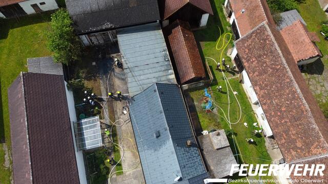 Ein Übergreifen der Flammen auf angrenzende Objekte konnte verhindert werden. | Foto: Bezirksfeuerwehrkommando Oberwart