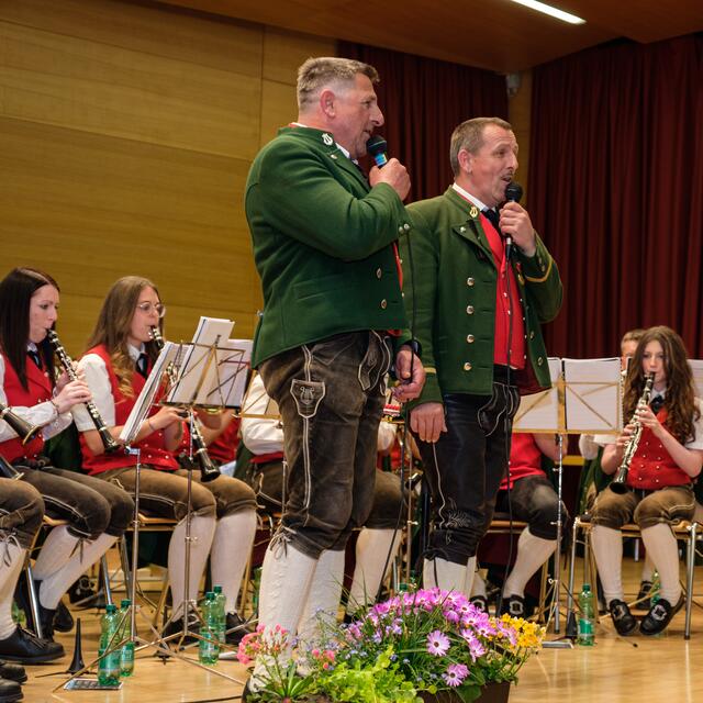 Werner (li.) und Reinhard Siegele stimmten „Kannst du Knödel kochen“ an. | Foto: Siegele