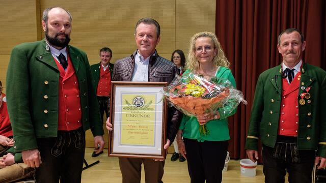 Obm. Jürgen Zangerl mit dem neuen Ehrenmitglied Alfons Hauser, Gattin Agnes und Kpm. Reinhard Siegele (v.li.). | Foto: Siegele