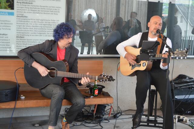 Sascha Pedrazzoli und Günther Patscheider (v.li.) sorgten für die passende musikalische Umrahmung. | Foto: Siegele