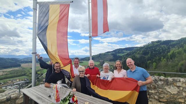 Manuel Schneider, Bürgermeister Josef Müller, Vizebürgermeisterin Ulrike Sauerschnig, Günther Probstdorfer und Herta Dobrounig mit dem Wirtepaar Petra und Bernhard Dobrounig (von links) | Foto: Marktgemeinde Griffen