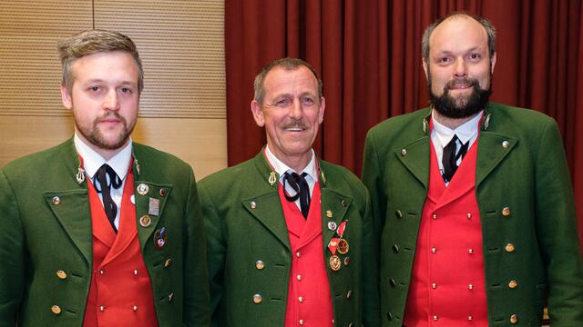 Michael Siegele wurde von Kpm. Reinhard Siegele und Obm. Jürgen Zangerl (v.li.) zu 20 Jahren bei der Kapelle gratuliert. | Foto: Siegele