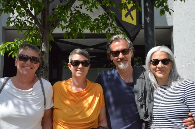 Hahn im Korb, Marc Hess mit seiner Frau Claudia, Simone und Claudia Herz.