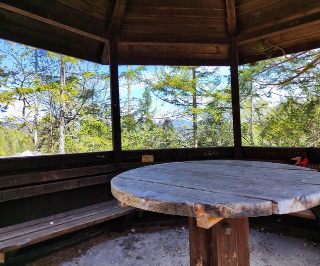es macht Freude in dem Pavillon das viele Grün rundherum zu genießen... | Foto: I.Wozonig