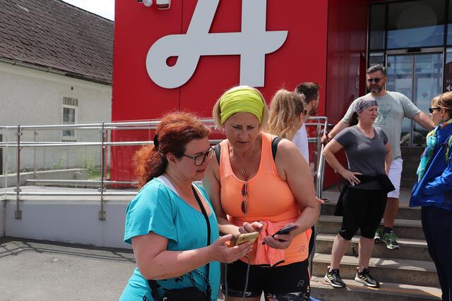 Jeder Teilnehmer läuft oder geht so weit er möchte. Eine App verbindet die Teilnehmer rund um den Globus. Sandra Goldberg und Uli Walther bei der Freischaltung zum Start. 
 | Foto: Edith Ertl