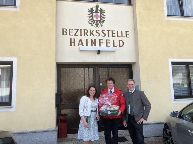 Bundesrätin Sandra Böhmwalder und Christian Köberl, Stadtrat in Hainfeld, bedankten sich bei Hainfelds Rotkreuz-Bezirksstellenleiter Werner Wurzinger. | Foto: privat