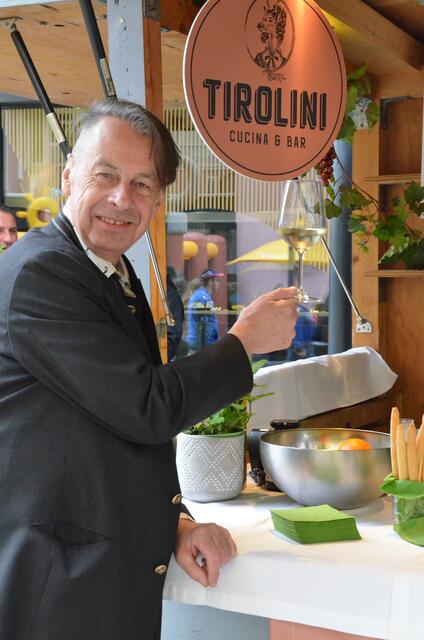 Paul Krug vom "Tirolini" erfreute das Gästeherz mit feinsten Weinen.