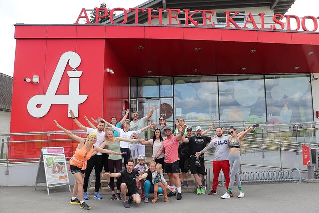 Uli Walther (li) und Mitarbeiter der Apotheke Kalsdorf mit Familien startete beim Wings for Life World Run. | Foto: Edith Ertl
