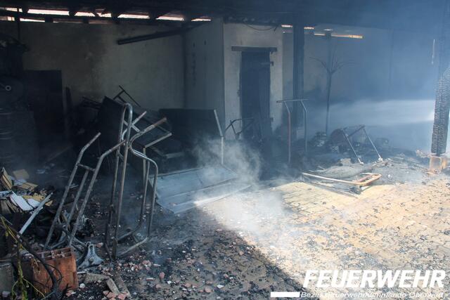 Das Innenleben des Schuppens wurde ein Raub der Flammen. | Foto: Bezirksfeuerwehrkommando Oberwart