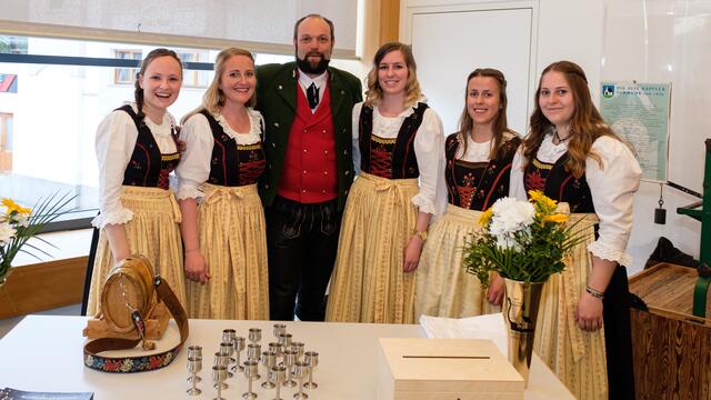 Übernahmen die Begrüßung beim Einlass: Die Marketenderinnen Alexandra Konrad, Daniela Hauser, Obm. Jürgen Zangerl, Madeleine Siegele, Tamara Schmid und Carolin Siegele (v.li.). | Foto: Zangerl