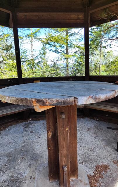 auch der alte Tisch ist imposant... | Foto: I.Wozonig