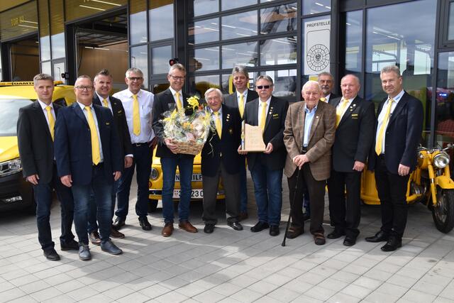 Der ÖAMTC-Zweigverein Pinkafeld gratulierte Langzeitmitglied Johann Benkö zum 90. Geburtstag. | Foto: Michael Strini