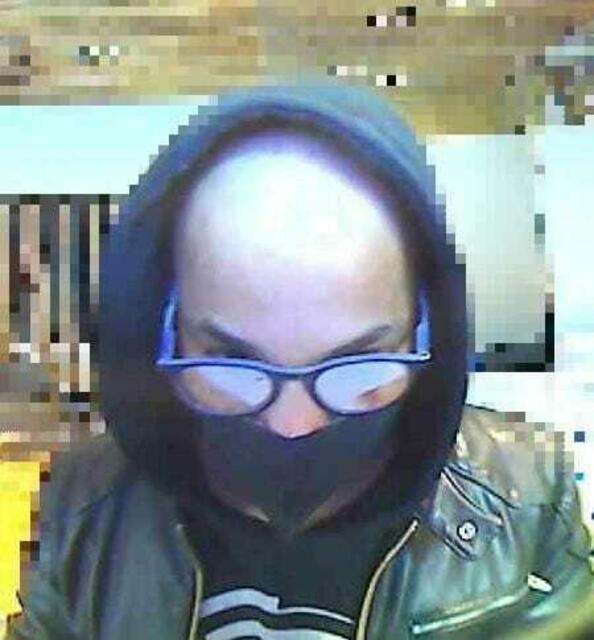 Mit der geraubten Bankomatkarte wurde kurz nach der Tat Bargeld behoben. Die Polizei sucht jetzt nach dieser Person. | Foto: LPD Wien