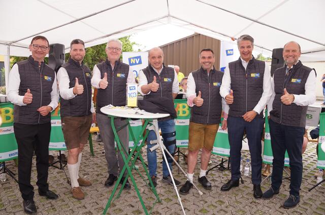 Tulln auf der Jacke und im Herzen: 
Vorstandsdirektor Christian Freibauer,
Regionaldirektor Martin Gabler,
Gebietsdirektor Helmut Wondra,
Direktor im Außendienst Thomas Kapeller,
Bezirksdirektor Robert Sprengnagl,
Generaldirektor Stefan Jauk,
Vorstandsdirektor Bernhard Lackner
