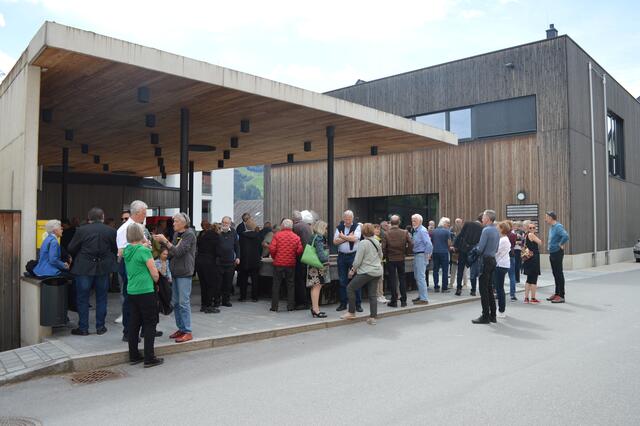 Gegenüber vom Kulturgasthof Weißes Kreuz versammelten sich zahlreiche Kunstinteressierte für die Vernissage. | Foto: Siegele