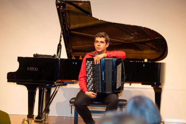 Benjamin Gotthard spielt sowohl Klavier als auch Akkordeon mit großer Leidenschaft. | Foto: Sabine Starmayr