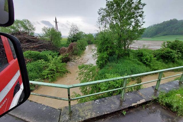 Bäche traten über die Ufer. | Foto: FF8083/M. Strohmaier, A. Kupfer