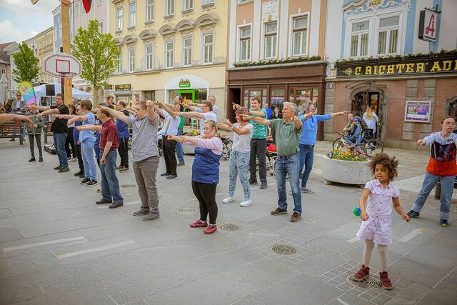 Gemeinsam mit der Tanzgruppe InCluenz konnten die Besucher einen Tanz am Stadtplatz lernen. | Foto: Rene Hauser