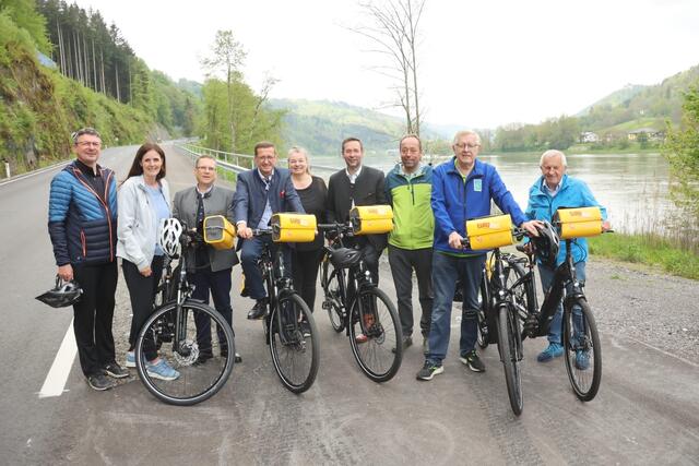 V. l.: Engelhartszells Bürgermeister Roland Pichler, Petra Riffert (GF TVB Donau), Nationalratsabgeordneter August Wöginger, Wirtschafts- und Tourismus-Landesrat Markus Achleitner, Karin Wundsam (Obfrau Werbegemeinschaft Donau), Bundesrat Hermann Brückl, Waldkirchens Ortschef Engelbert Leitner, Landtagspräsident a. D. Friedrich Bernhofer und Landeshauptmann-Stellvertreter Franz Hiesl. | Foto: Land OÖ/Andreas Maringer