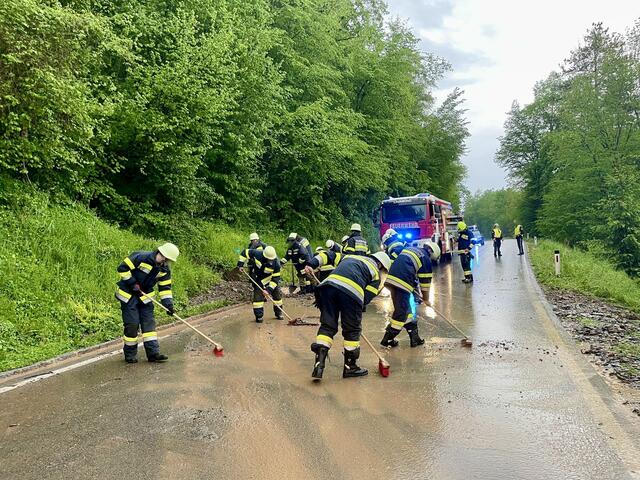Die Freiwillige Feuerwehr Untermitterdorf bei der Straßenreinigung nach den starken Regenfällen.  | Foto: FF Untermitterdorf
