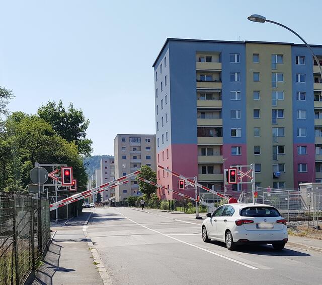 Mehr Sicherheit für Verkehrsteilnehmer: In der Grottenhofstraße wurde unter anderem eine Vollschrankenanlage installiert. | Foto: GKB_PR