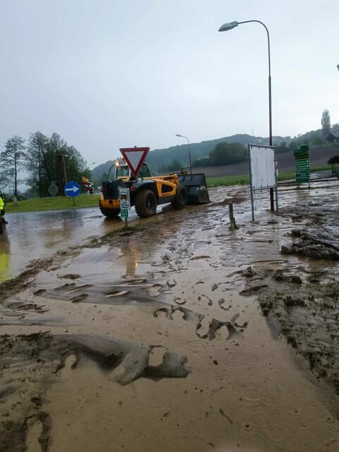 Das Ortszentrum von Bairisch Kölldorf musste nach dem Starkregen von den Schlammmassen befreit werden. | Foto: FPÖ Bad Gleichenberg