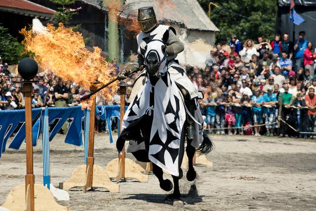 Die Ritterspiele auf Ehrenberg lockten tausende Besucher an. Das ganze Gelände war ein einziger Eventplatz. | Foto: Archiv