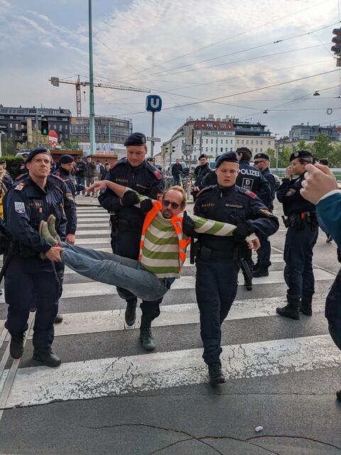 Bei den 231 festgenommenen Protestlerinnen und Protestlern handelt es sich meist um den gleichen harten Kern von etwa 20 bis 30 Aktivistinnen und Aktivisten. (Archiv) | Foto: Letzte Generation AT