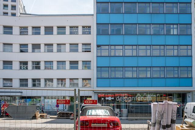 Die Nutzung der Gebäude am Platz hat sich geändert, Baustelle gibt es hier auch heute. | Foto: Brand Images