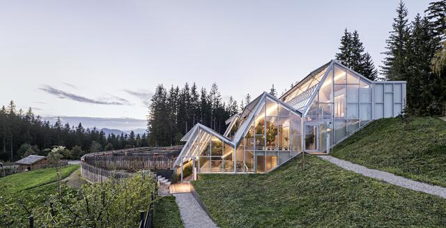 Die Zubauten am Steirereck, nämlich Salettl, Schankküche, Küchengarten (Glashaus warm) und ein großes Glashaus (Glashaus kalt) sind aufgrund der vorhandenen Hanglage teilweise eingegraben. | Foto: PPAG architects