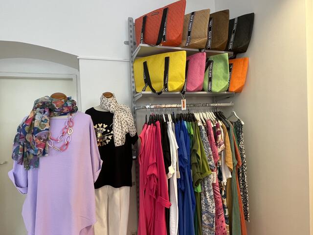 Neben bunter Kleidung kann man im Mazu Shop auch Accessoires wie Taschen, Sonnenbrillen und Schmuck kaufen.  | Foto: Salme Taha Ali Mohamed