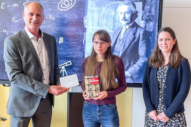Direktor Hannes Schuster mit Neža Vogrinčič und Physiklehrerin Julia Scheiber. | Foto: Borg Bad Radkersburg