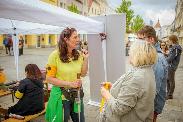 Bei zahlreichen Ständen und Aktionen konnte man einiges über die Schwierigkeiten im Leben von behinderten Menschen erfahren. | Foto: Rene Hauser